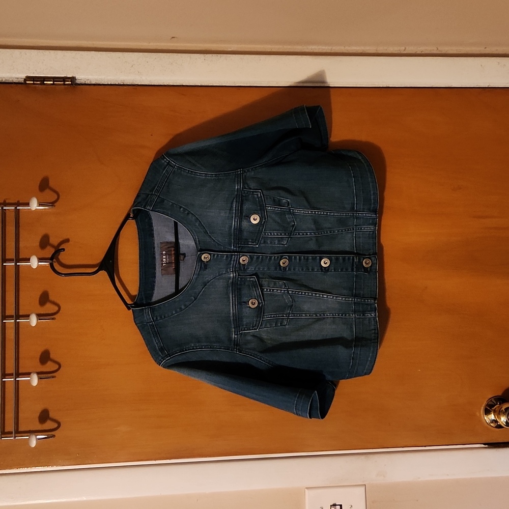 Torrid Short Sleeved Crop Demin Jacket  NWT Size 18/20 (Torrid Size 2 )